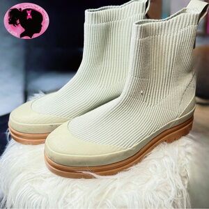 🧳 Everlane Ribbed Taupe Ankle Boots with Waterproof Soles